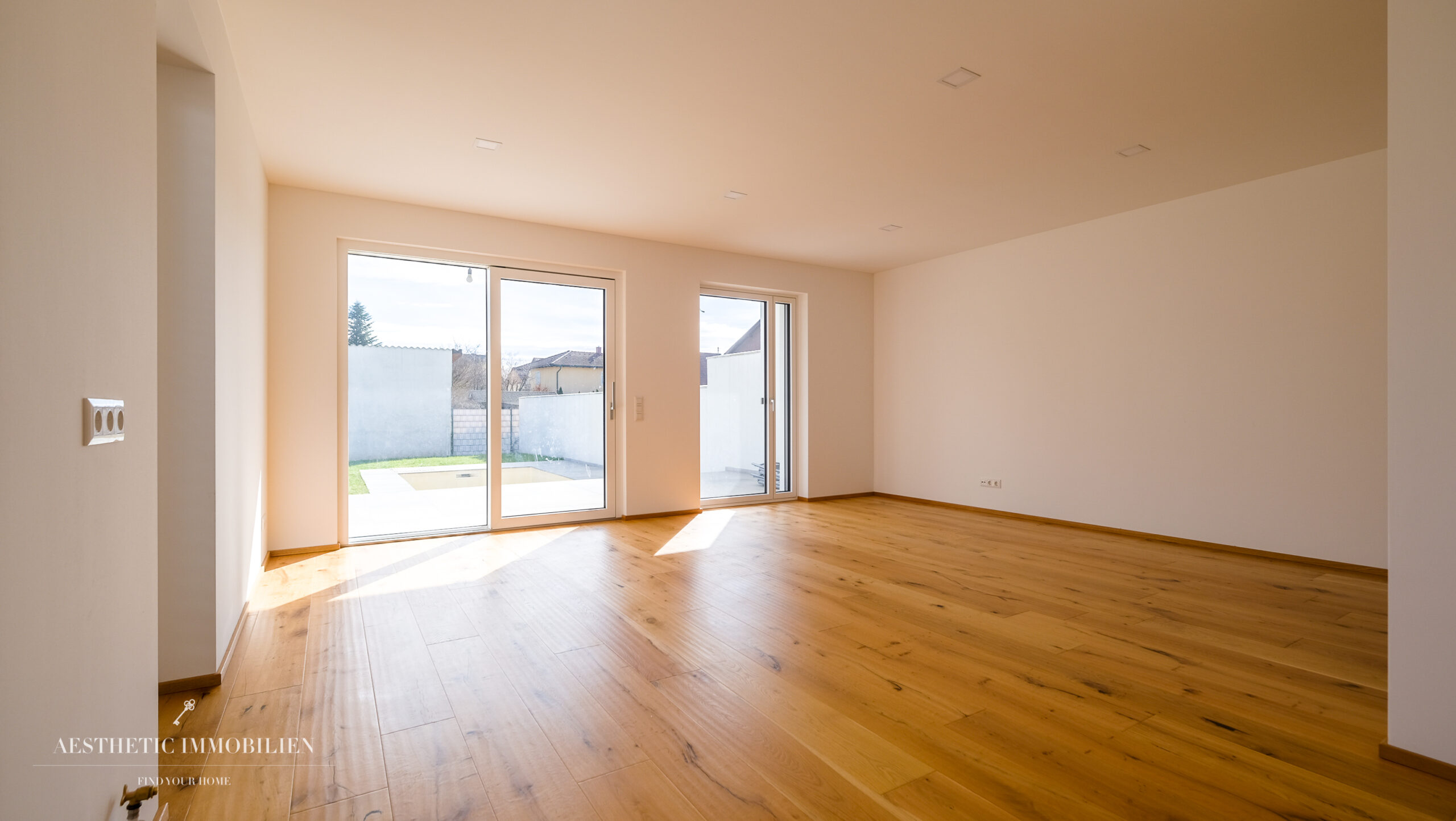 PASCHING – Modernes Doppelhaus mit Pool am Rande des Erholungswaldes