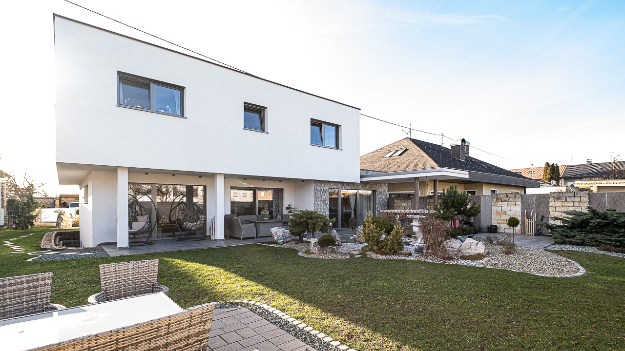 TRAUN: Einzigartiges Haus mit umwerfendem Garten und Wellnessoase.