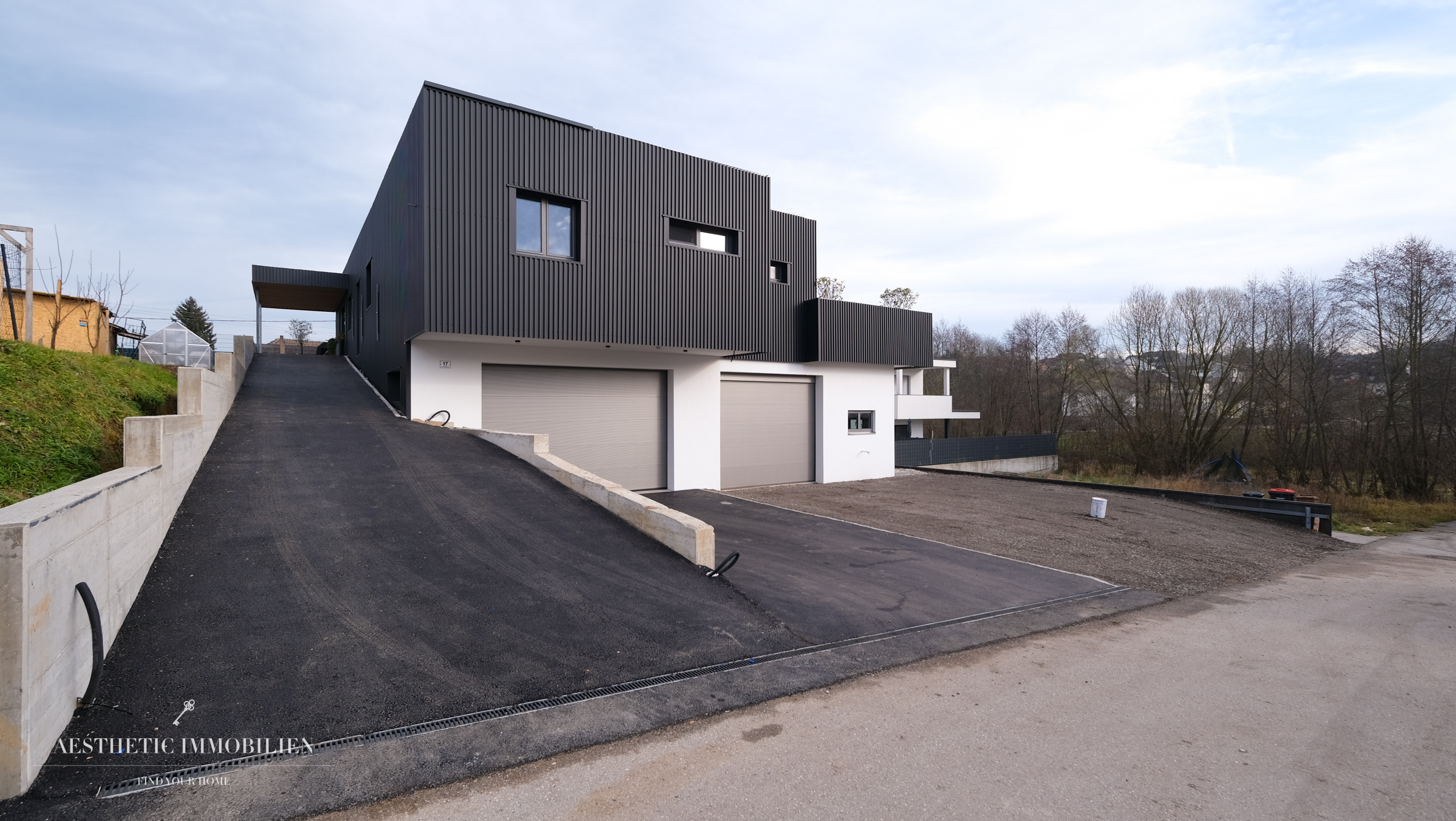 LEOMBACH  – 500 m2 Exklusives Haus mit Gewerbehalle - Modernes Wohnen und Arbeiten vereint