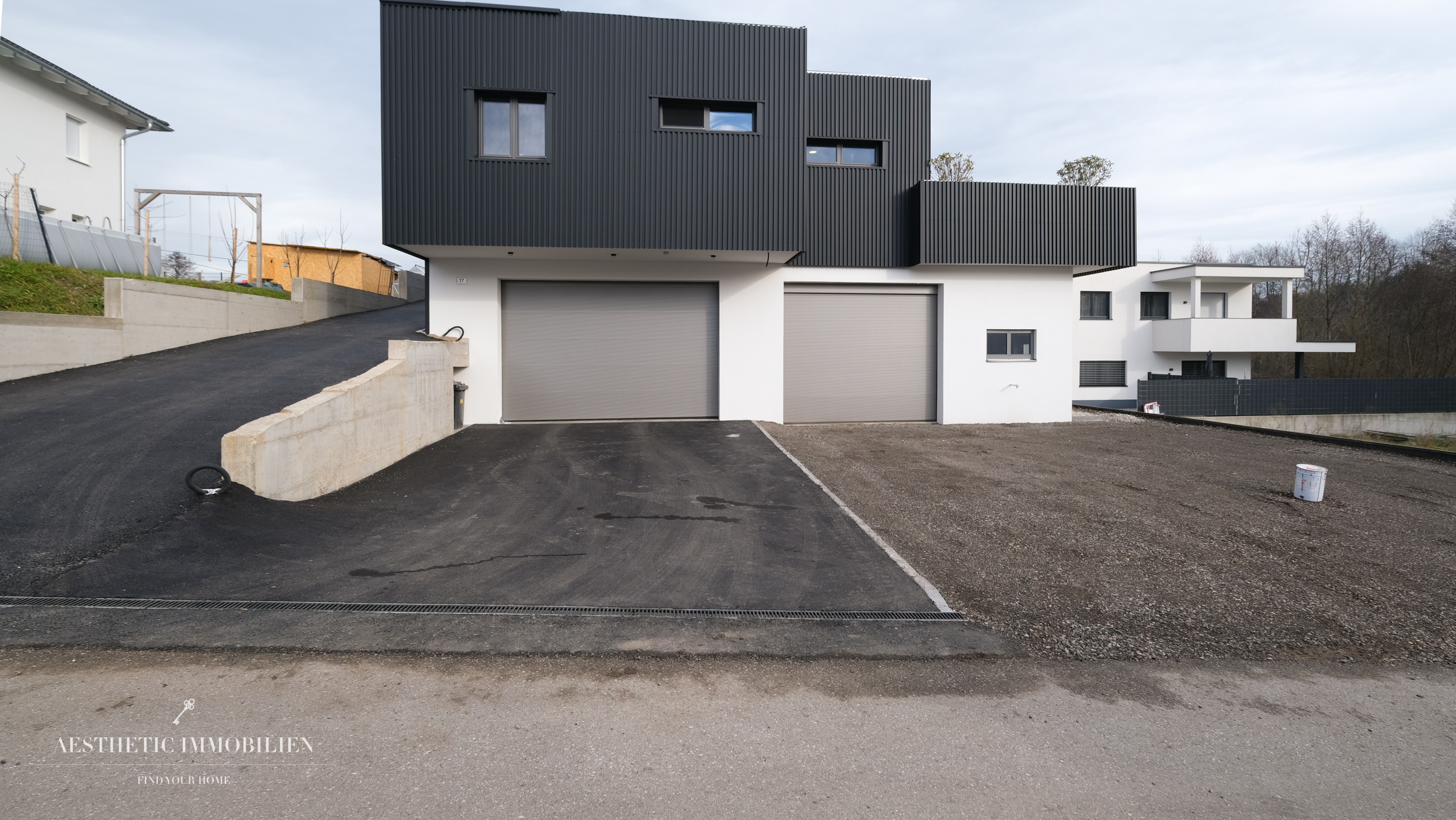 LEOMBACH  – 500 m2 Exklusives Haus mit Gewerbehalle - Modernes Wohnen und Arbeiten vereint
