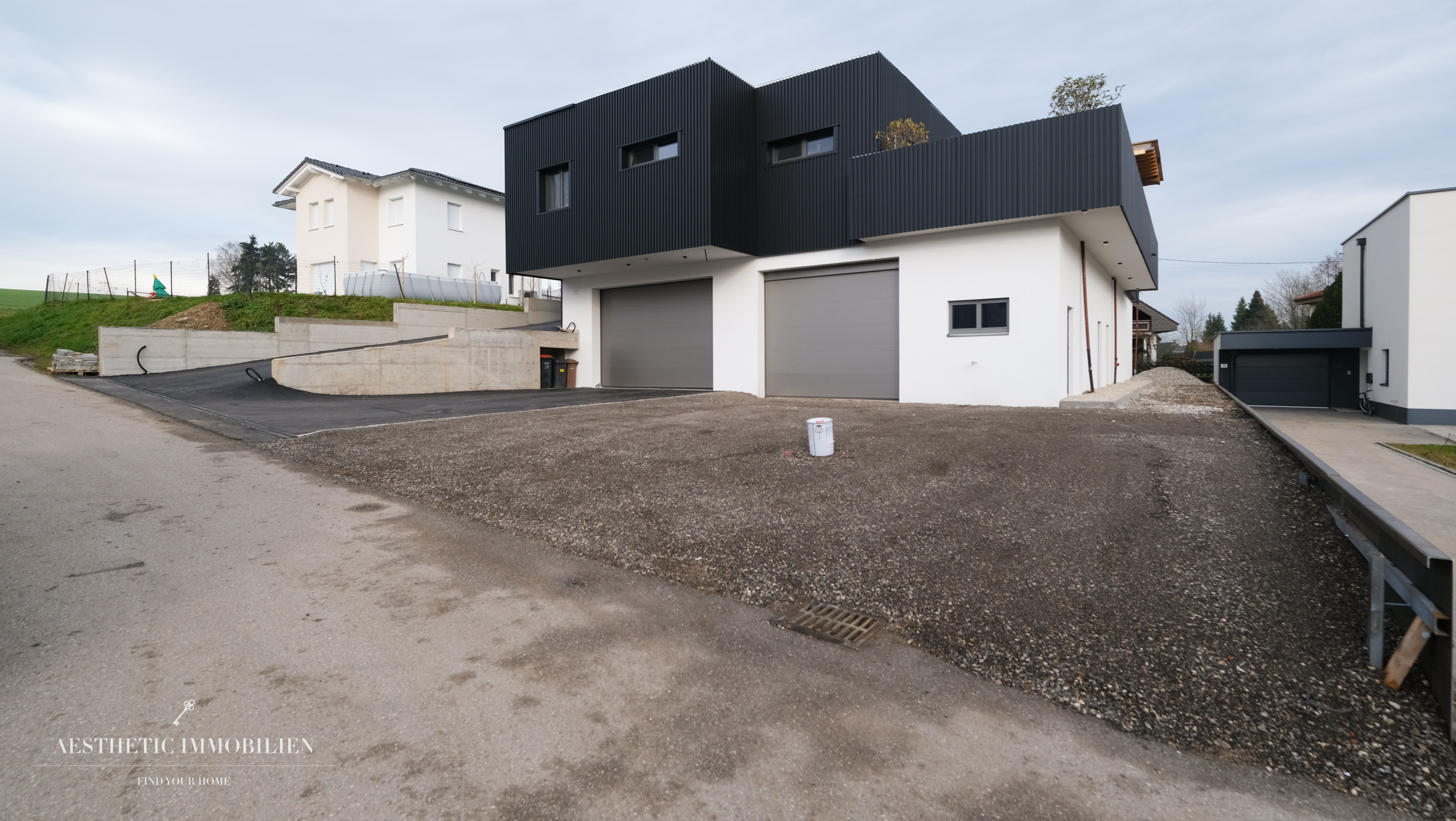 LEOMBACH  – 500 m2 Exklusives Haus mit Gewerbehalle - Modernes Wohnen und Arbeiten vereint