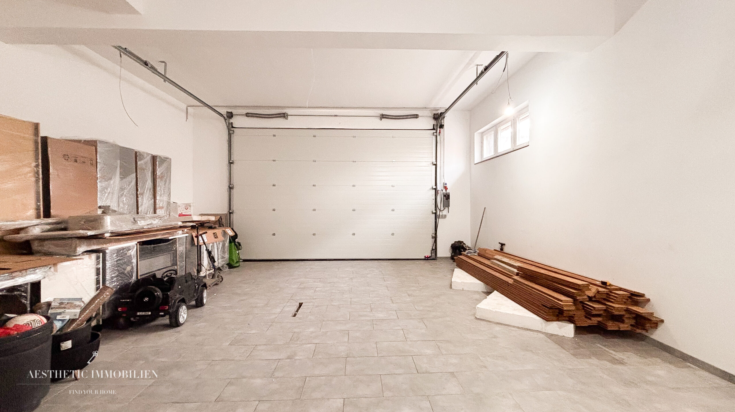 LEOMBACH  – 500 m2 Exklusives Haus mit Gewerbehalle - Modernes Wohnen und Arbeiten vereint