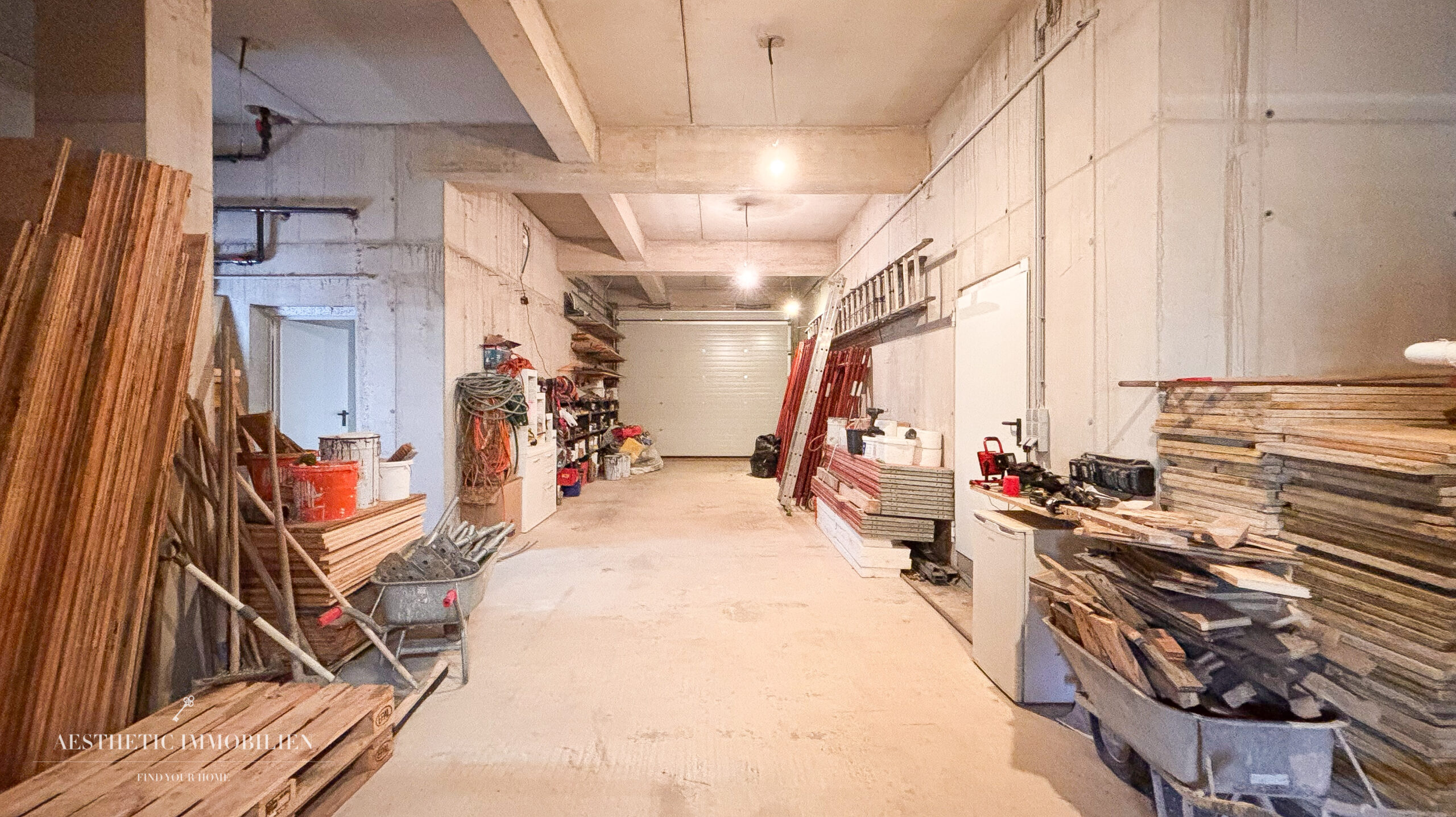 LEOMBACH  – 500 m2 Exklusives Haus mit Gewerbehalle - Modernes Wohnen und Arbeiten vereint