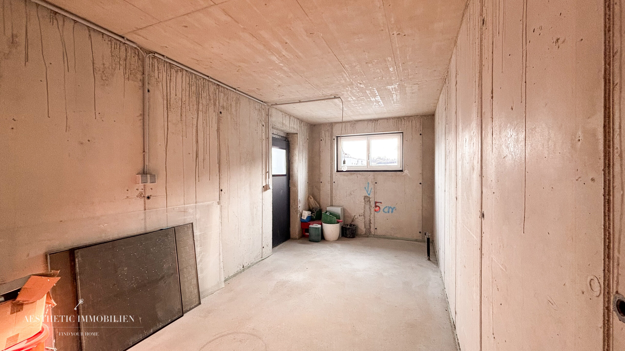 LEOMBACH  – 500 m2 Exklusives Haus mit Gewerbehalle - Modernes Wohnen und Arbeiten vereint