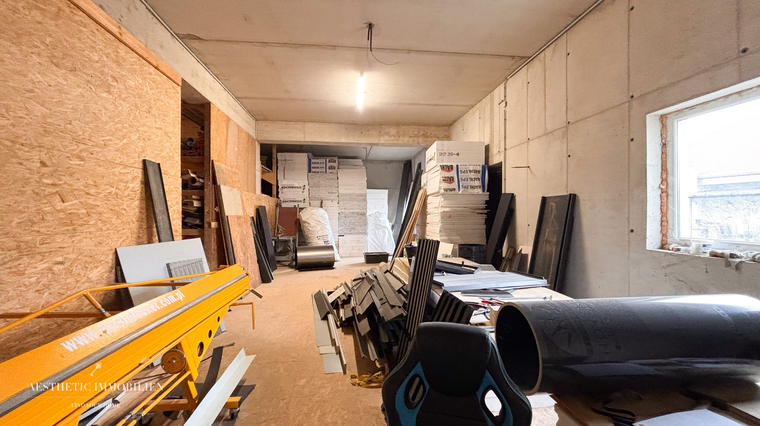LEOMBACH  – 500 m2 Exklusives Haus mit Gewerbehalle - Modernes Wohnen und Arbeiten vereint