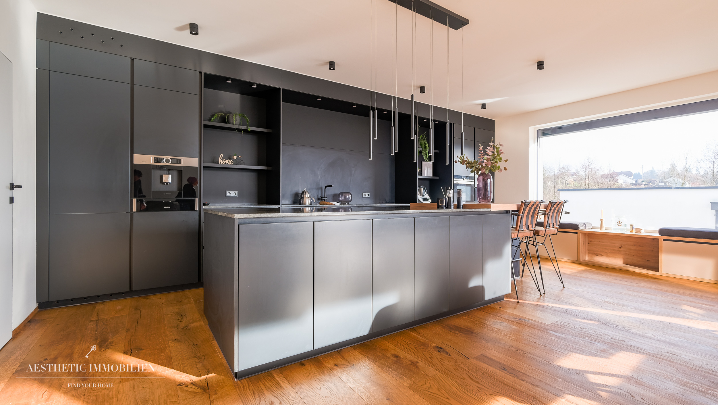 LEOMBACH  – 500 m2 Exklusives Haus mit Gewerbehalle - Modernes Wohnen und Arbeiten vereint