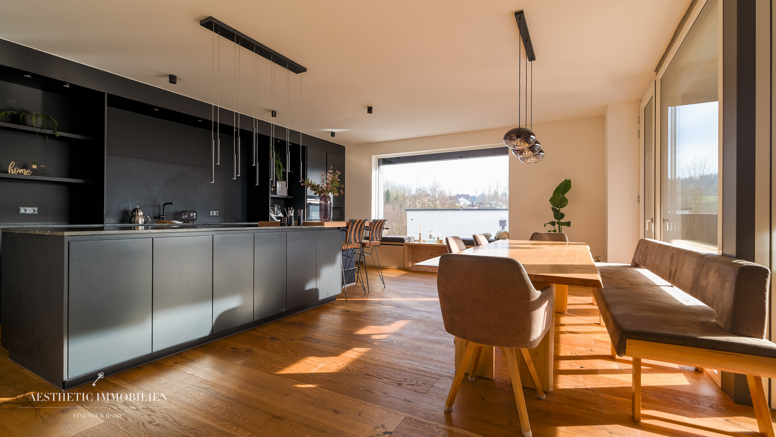 LEOMBACH  – 500 m2 Exklusives Haus mit Gewerbehalle - Modernes Wohnen und Arbeiten vereint