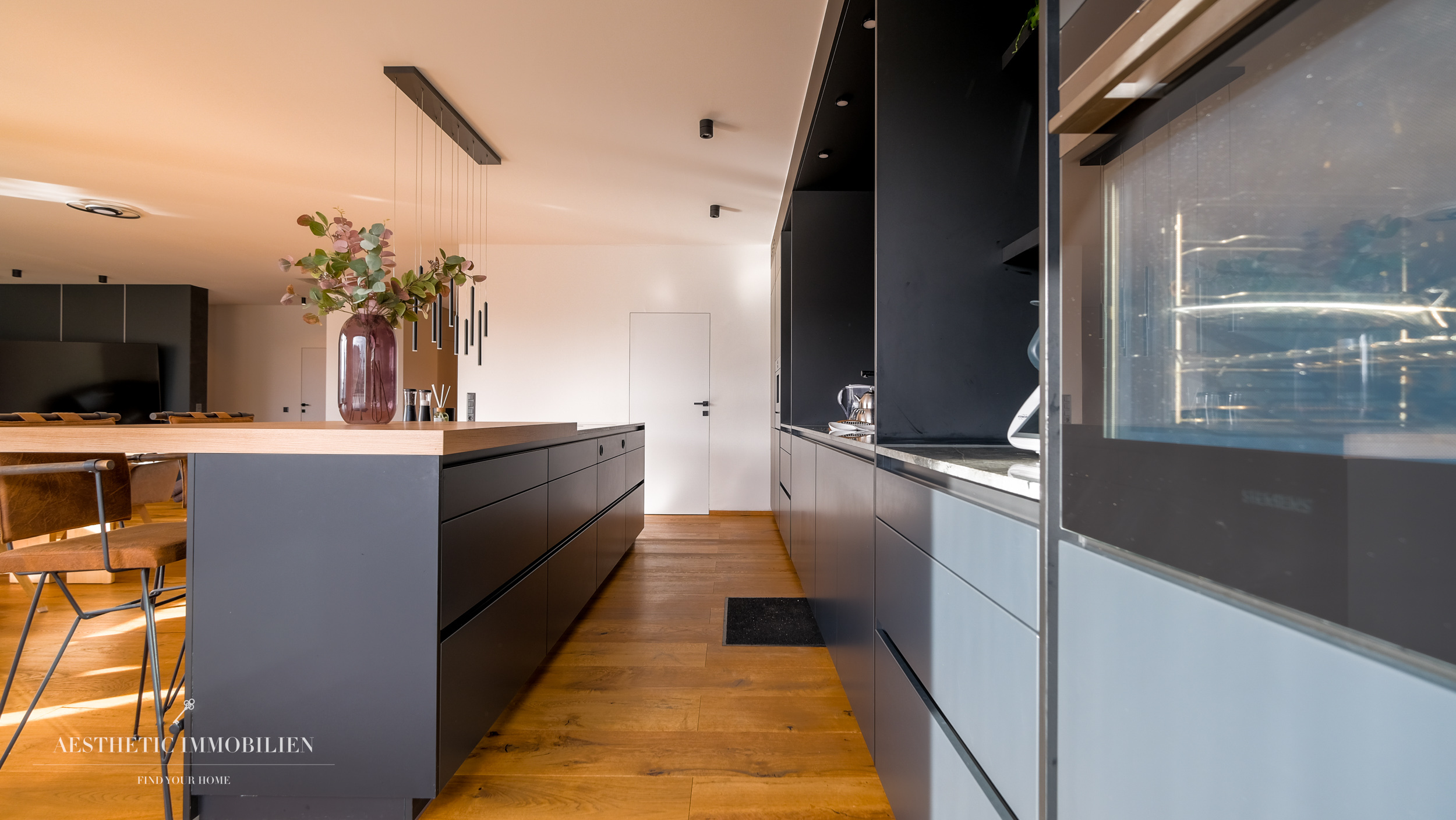 LEOMBACH  – 500 m2 Exklusives Haus mit Gewerbehalle - Modernes Wohnen und Arbeiten vereint