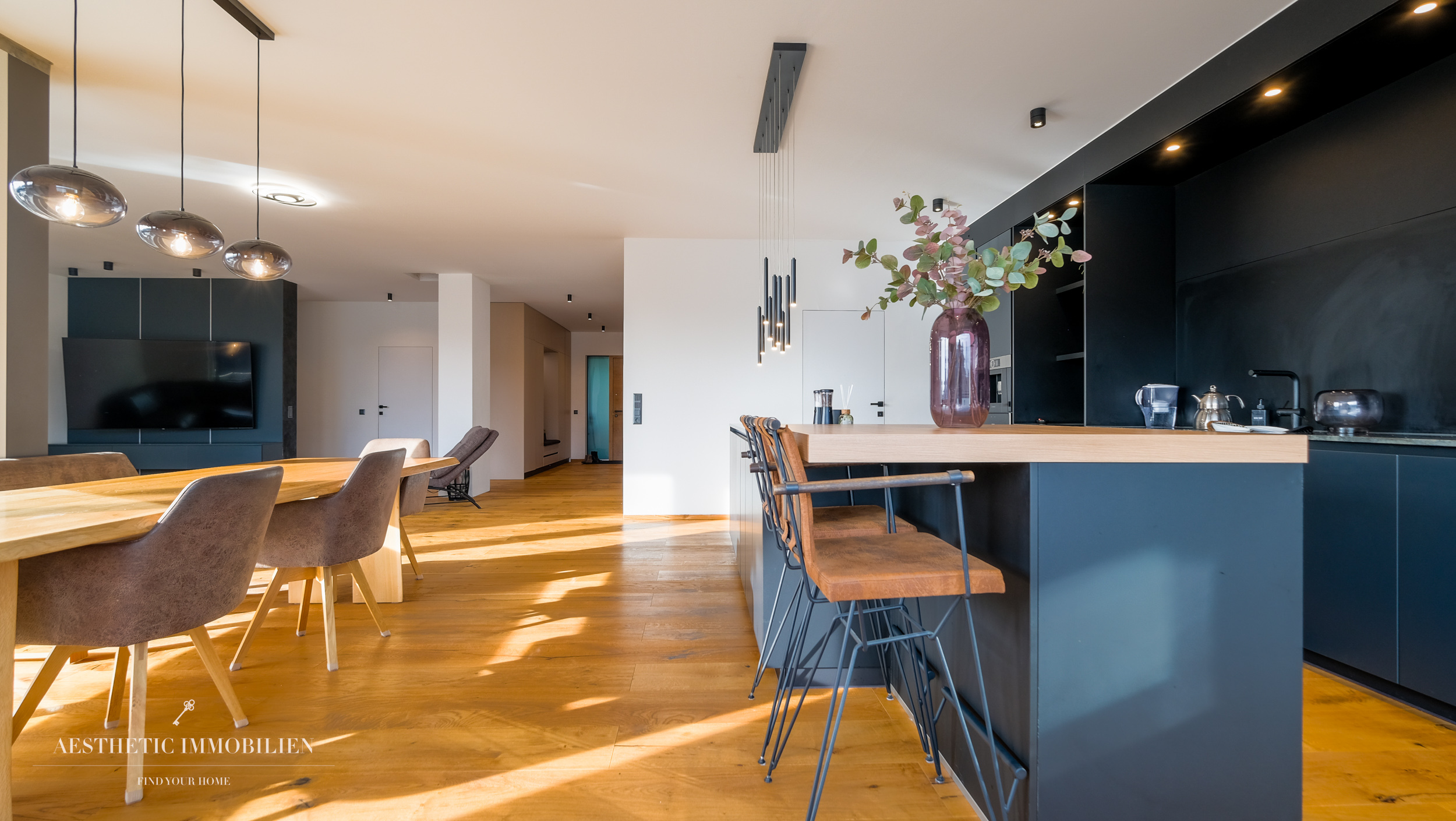 LEOMBACH  – 500 m2 Exklusives Haus mit Gewerbehalle - Modernes Wohnen und Arbeiten vereint