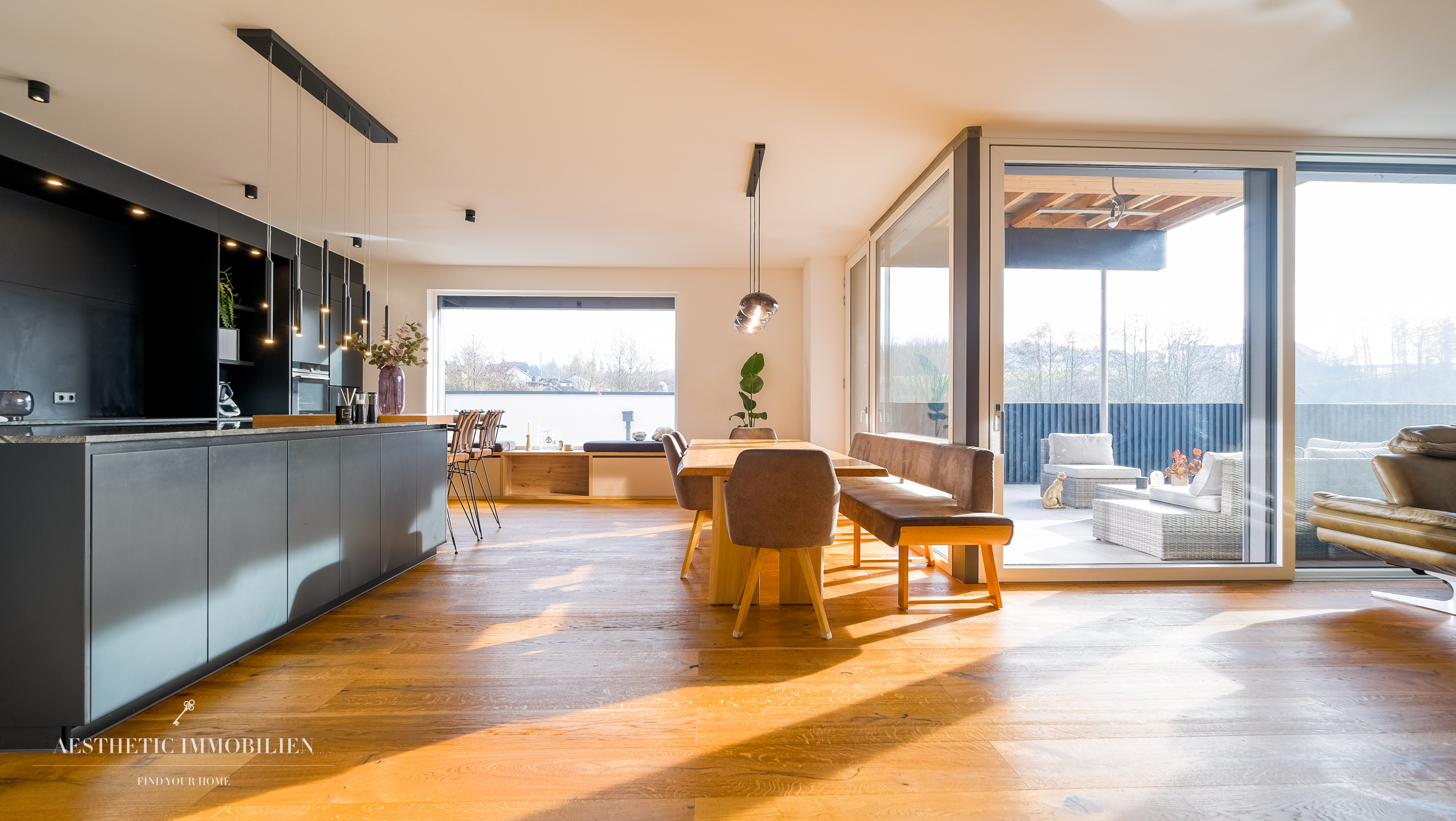 LEOMBACH  – 500 m2 Exklusives Haus mit Gewerbehalle - Modernes Wohnen und Arbeiten vereint