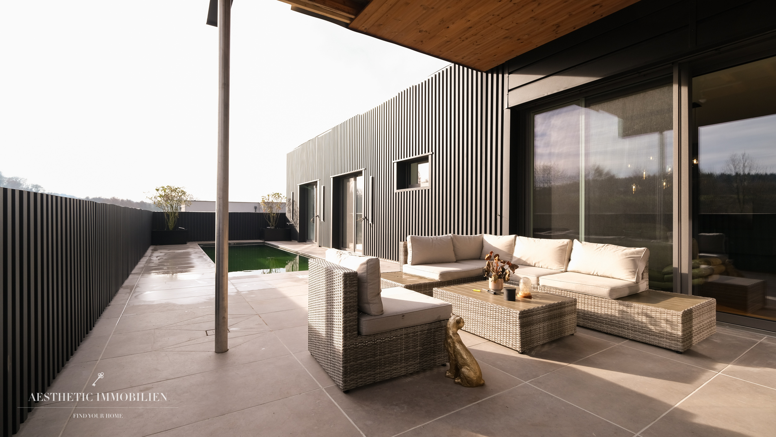 LEOMBACH  – 500 m2 Exklusives Haus mit Gewerbehalle - Modernes Wohnen und Arbeiten vereint