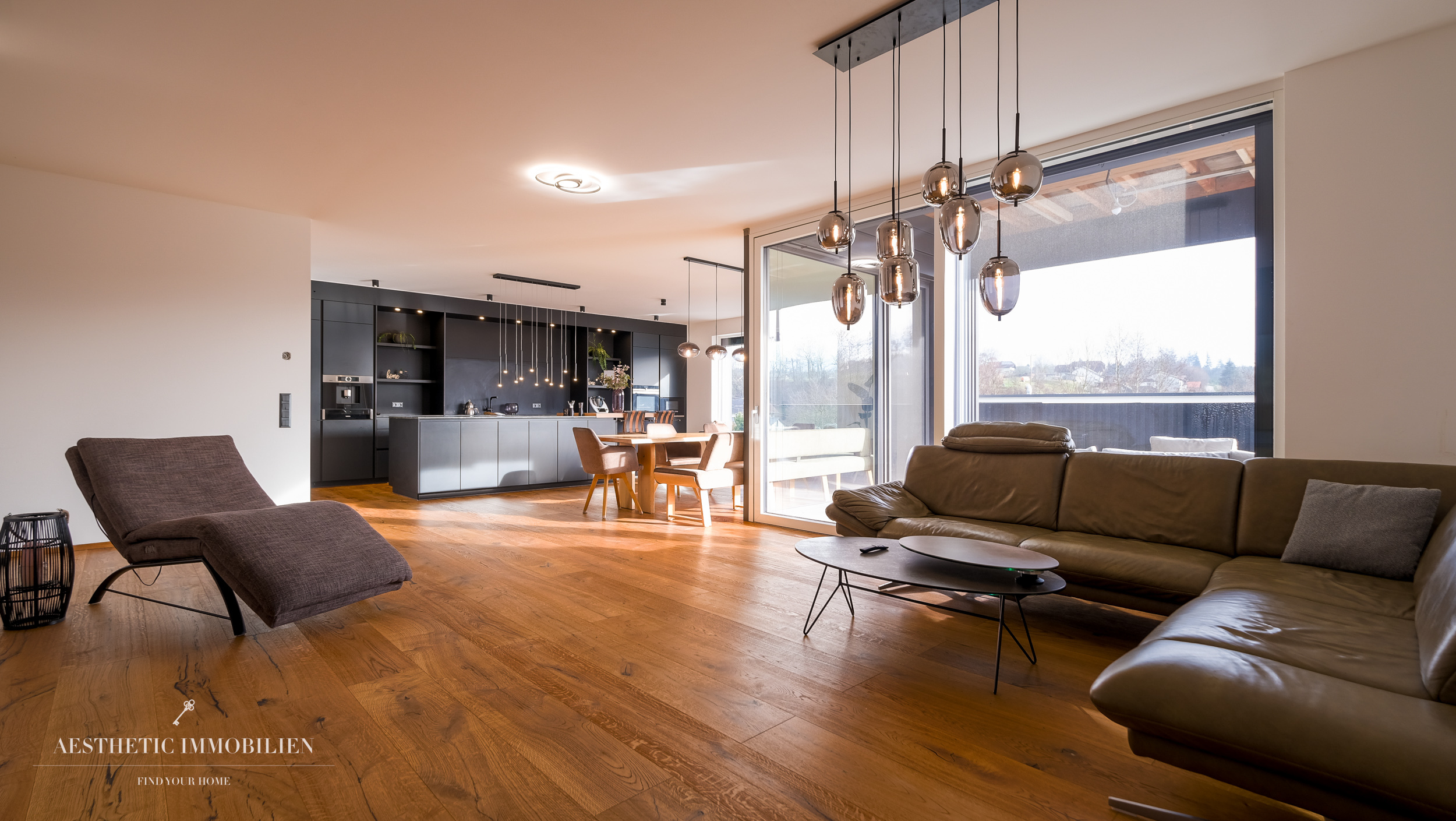 LEOMBACH  – 500 m2 Exklusives Haus mit Gewerbehalle - Modernes Wohnen und Arbeiten vereint