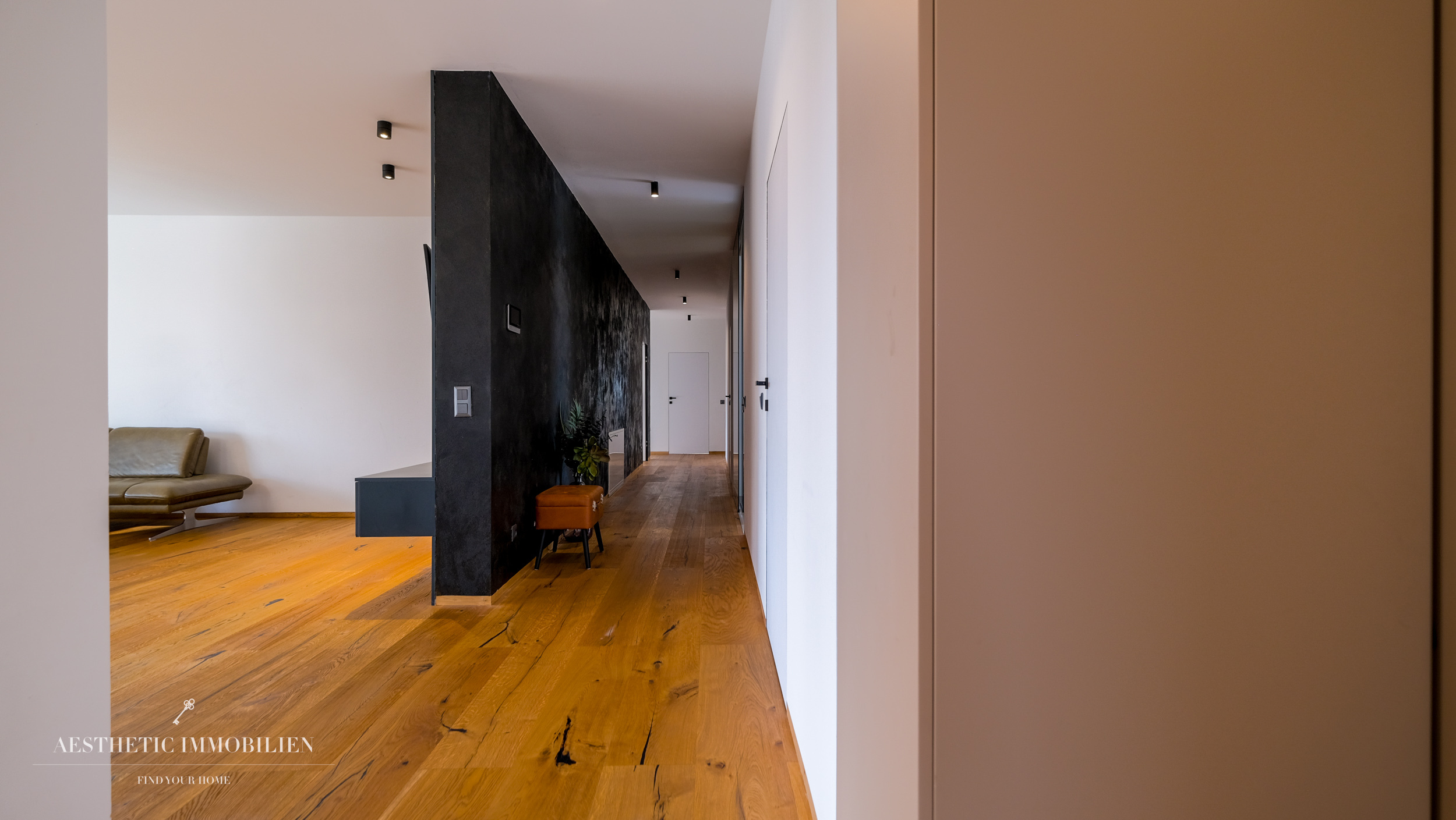 LEOMBACH  – 500 m2 Exklusives Haus mit Gewerbehalle - Modernes Wohnen und Arbeiten vereint