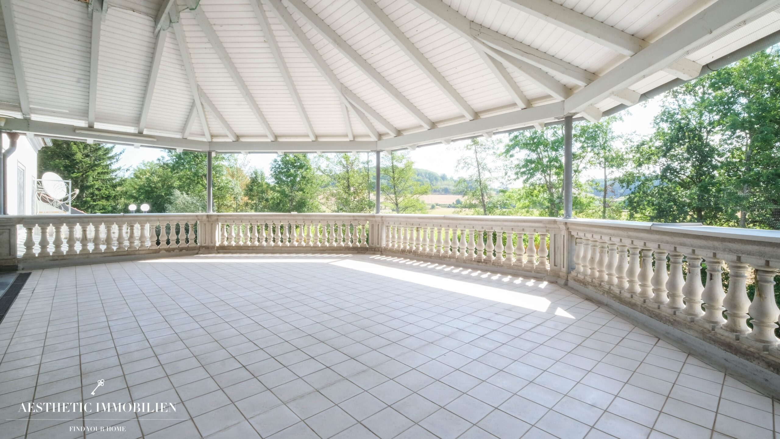 ST.VALENTIN - Exklusive Villa mit Indoorpool, Tennisplatz+Möglichkeit zur Pferdehaltung auf 6.000 m²